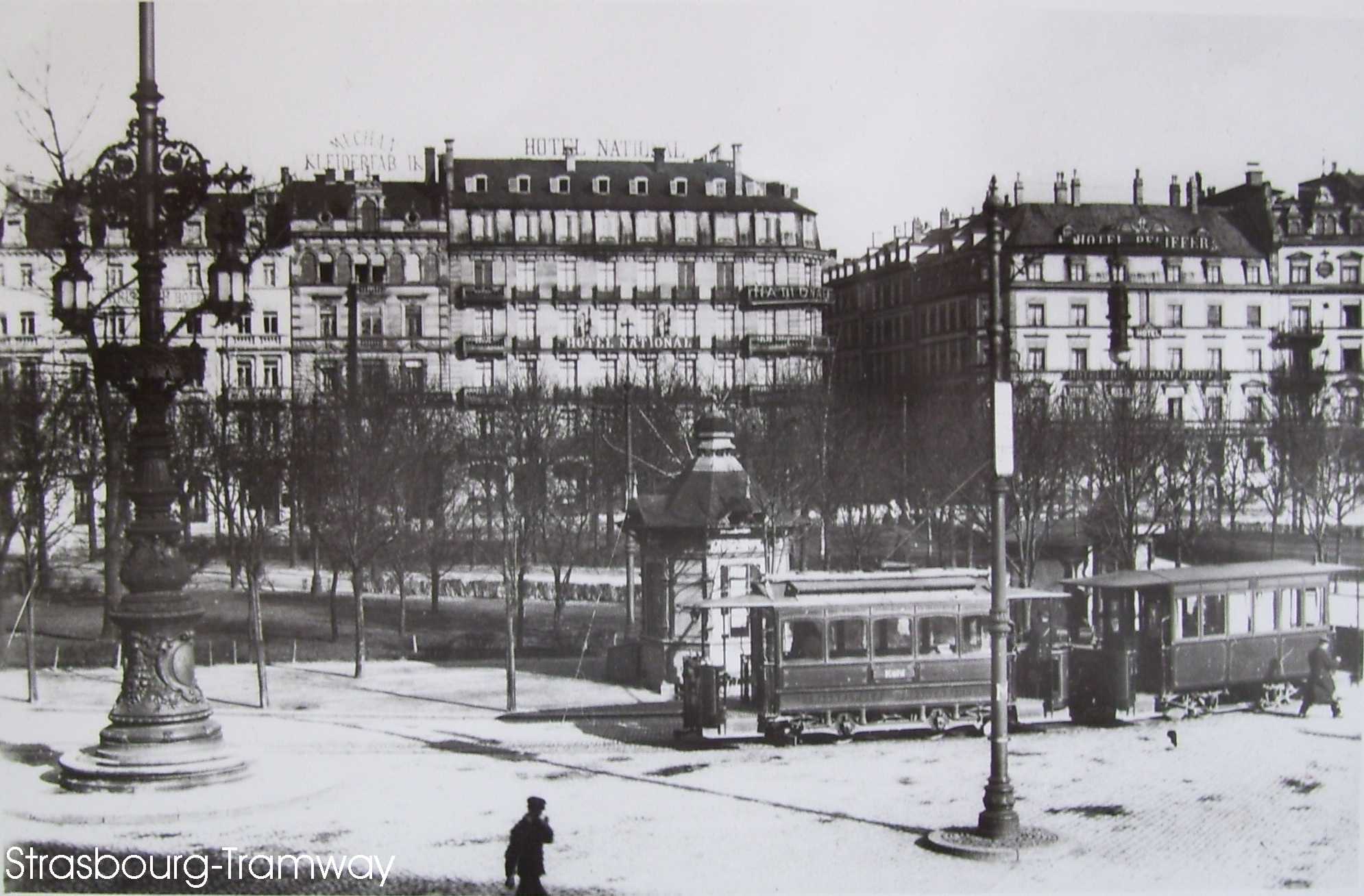 Motrice et remorque, Place de la Gare.